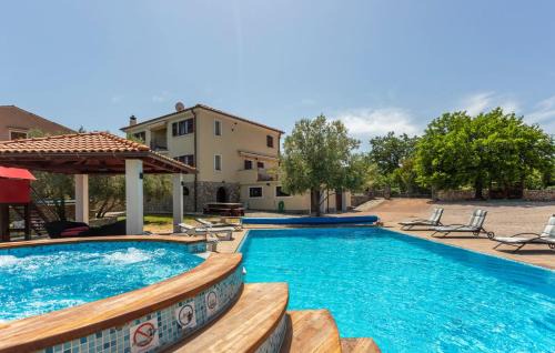 Sveti Vid Dobrinjski Villa | Elegant Villa: Pool, Jacuzzi, Sauna & Fitness Amenities