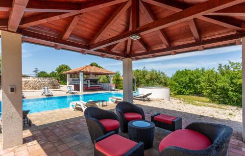 Sveti Vid Dobrinjski Villa | Elegant Villa: Pool, Jacuzzi, Sauna & Fitness Amenities
