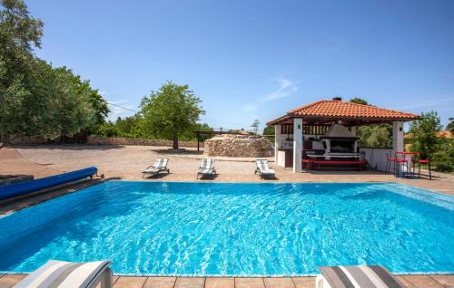 Sveti Vid Dobrinjski Villa | Elegant Villa: Pool, Jacuzzi, Sauna & Fitness Amenities