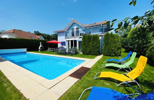 Dottikon House | Relaxing Villa with Pool: Leon’s Holiday Homes Awaits You