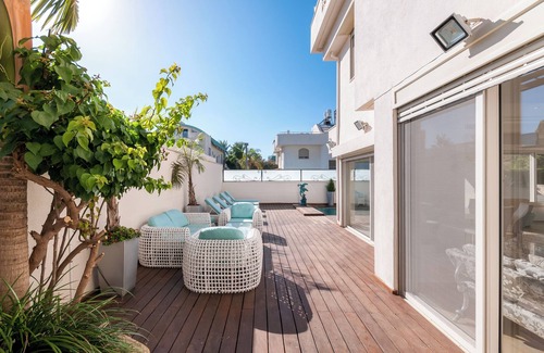 Herzliya Pituach House | Poolside Villa Steps from the Beach - Ideal for Families
