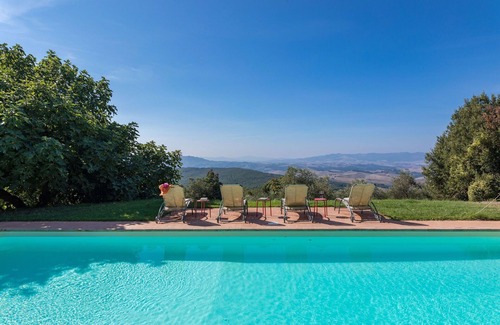 Gambassi Terme Villa | Inviting Villa with Pool and Breathtaking Panorama Views