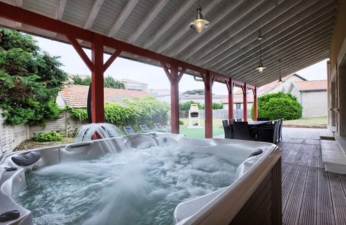 Lacanau-Ocean Villa | Charming Villa with Spa Steps from the Beach – 10/10 Rating