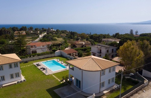 Plemmirio Villa | Relax by the Pool Near Plemmirio Marine Reserve