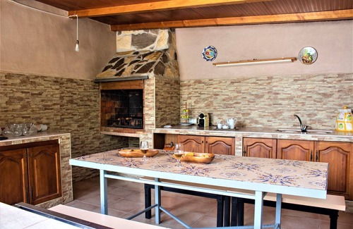 Jodar Ski Chalet | Idyllic Villa with Pool, Garden & Mountain Views Await
