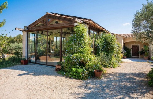Arles Villa | Villa with swimming pool in a large garden dotted with olive trees