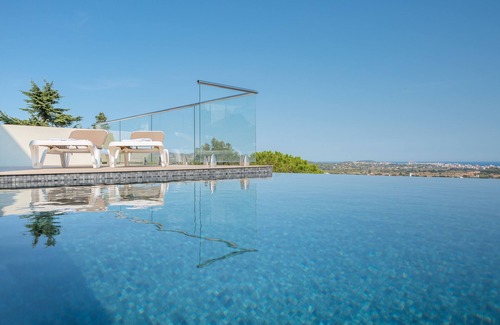 Calonge Villa | Scenic Villa with Mediterranean Views & Infinity Pool