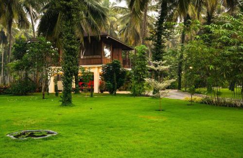 Pollachi Villa | Villa Woods & Palms: Oceanfront Escape with Pool Access