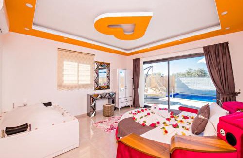 Uzumlu Villa | Pet-Friendly Villa Yücel Üzümlü with Pool & Hot Tub