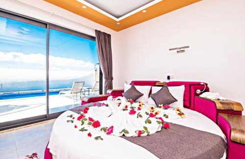 Uzumlu Villa | Pet-Friendly Villa Yücel Üzümlü with Pool & Hot Tub