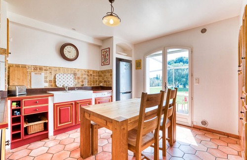 Arles Villa | Villa 'Yana' with Private Terrace, Wi-Fi and Air Conditioning