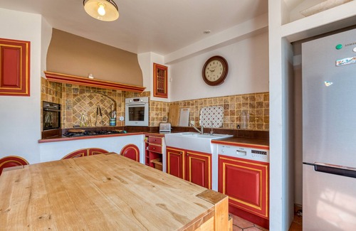 Arles Villa | Villa 'Yana' with Private Terrace, Wi-Fi and Air Conditioning