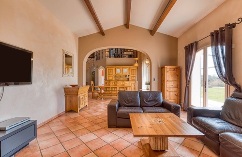 Arles Villa | Villa 'Yana' with Private Terrace, Wi-Fi and Air Conditioning