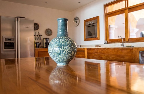Nunue House | Villa Yrondi: Ocean View Retreat with Pool and Spa