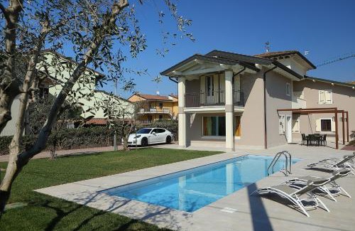 Peschiera del Garda Villa | Villa Zarina: Oceanfront Getaway for Up to 12 Guests