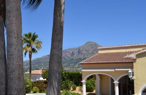 Javea Villa | Relax at Villa Zayas: Pet-Friendly Oceanfront Getaway