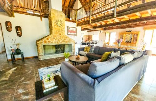 Bela-Bela Villa | Villa Zizi in Bela-Bela: Family-Friendly with Pool Access