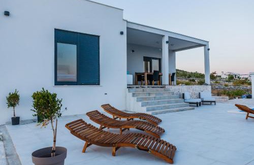 Seget Villa | Discover Villa Zlatno Sunce: A 4-Star Gem Near Trogir