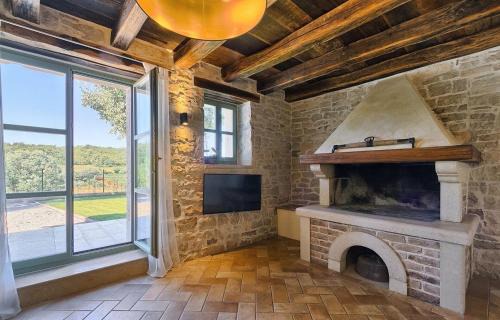 Rakotule Villa | Villa Zvonar: Explore Motovun with Pool & Hot Tub