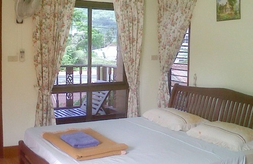 Si Sunthon House | Cozy Village Apartment Phan, Steps from Bangtao Beach