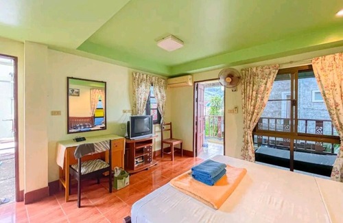 Si Sunthon House | Cozy Village Apartment Phan, Steps from Bangtao Beach