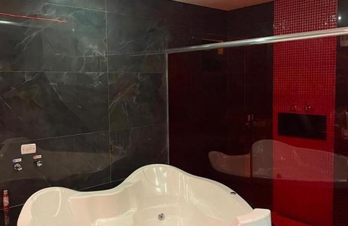 Francisco Morato Hotel | Budget-Friendly Escape at VILLAGE with Breakfast & Hot Tub
