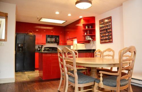 Peak 9 Apartment | Cozy Village Chateaux 1053 with Hot Tub & Family Perks
