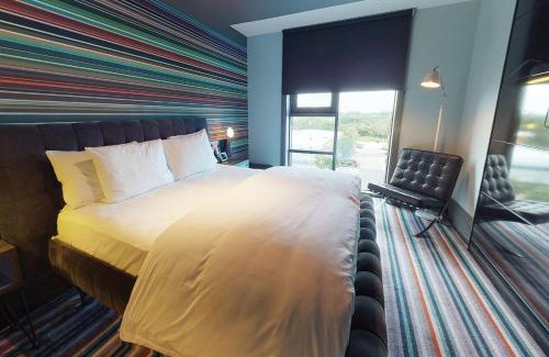 Rushmoor District Hotel | Discover Village Hotel Farnborough with Pool & Dining Options