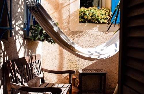 Robion House | Cozy Village House by Luberon with Lake View & Dining