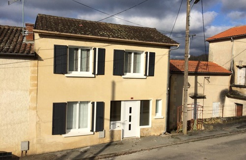 Mouleydier House | Modern Village House with Kitchen & Family-Friendly Amenities