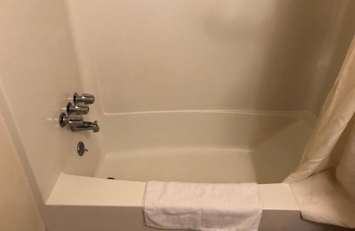 Holt Hotel | Cozy Village Inn Motel Holt with Breakfast & Hot Tub Access