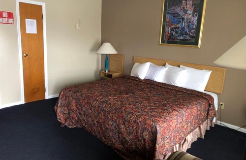 Holt Hotel | Cozy Village Inn Motel Holt with Breakfast & Hot Tub Access