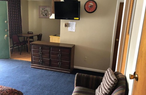 Holt Hotel | Cozy Village Inn Motel Holt with Breakfast & Hot Tub Access