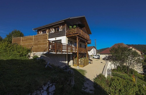 Les Moussieres Apartment | Discover a Serene Retreat in Haut-Jura Regional Park