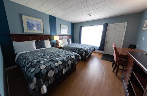 Niagara Falls Hotel | Comfortable Villager Lodge with Pool Near Niagara Falls