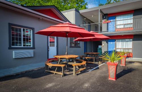 Niagara Falls Hotel | Comfortable Villager Lodge with Pool Near Niagara Falls