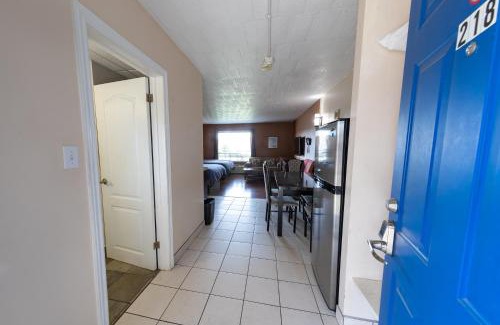 Niagara Falls Hotel | Comfortable Villager Lodge with Pool Near Niagara Falls