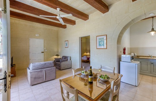Ta' Għammar Apartment | Discover Villagg tal-Fanal: Family-Friendly Escape with Pool