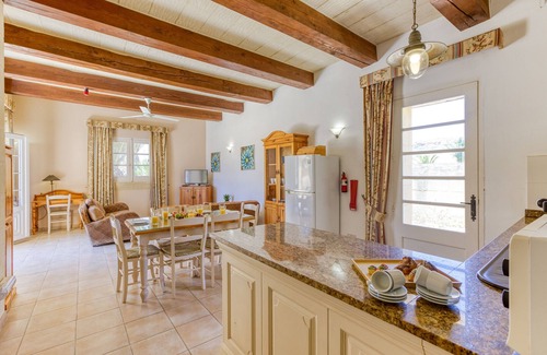 Ta' Għammar Apartment | Villagg tal-Fanal: Guest Rated 10/10 with Pool & Kitchen