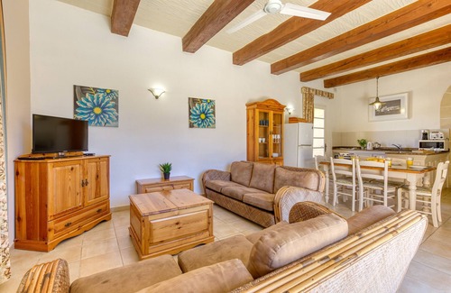 Ta' Għammar Apartment | Villagg tal-Fanal: Guest Rated 10/10 with Pool & Kitchen