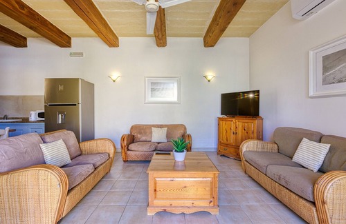 Ta' Għammar Apartment | Family-Friendly Retreat at Villagg tal-Fanal with Pool