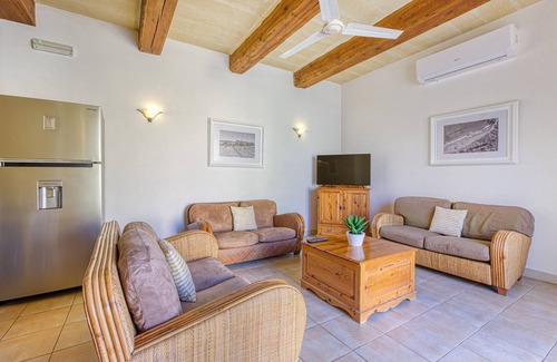 Ta' Għammar Apartment | Family-Friendly Retreat at Villagg tal-Fanal with Pool
