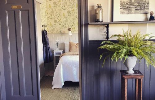 Gamla staden Bed & Breakfast | Highly Rated Villamilsten B&B with On-Site Dining