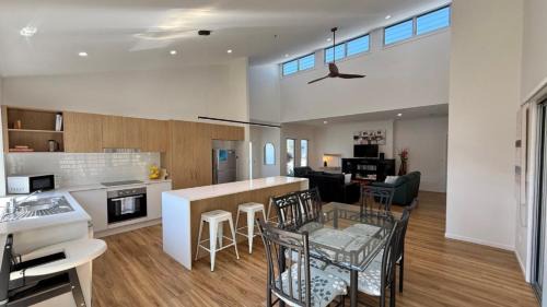 Bongaree House | Family-Friendly Escape at Villanova 6 On Third - Rated 10/10