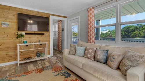 Sunnyside House | Family-Friendly Villas Bahama West 106 Awaits Your Stay
