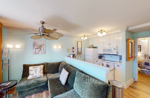 Jekyll Island Condo | Relaxing Villas by The Sea Resort with Pool and Kitchen