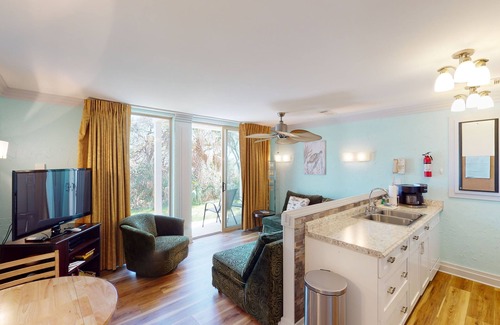 Jekyll Island Condo | Relaxing Villas by The Sea Resort with Pool and Kitchen