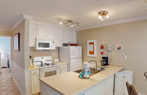 Jekyll Island Condo | Relaxing Villas by The Sea Resort with Pool and Kitchen