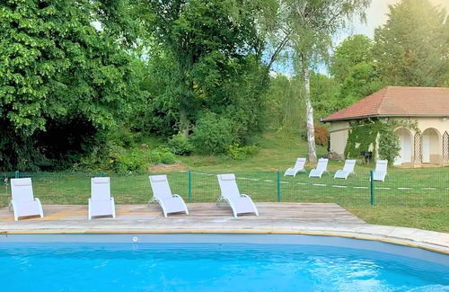 Branges Villa | Discover Villas d'Arcy: Pet-Friendly Retreat with Breakfast