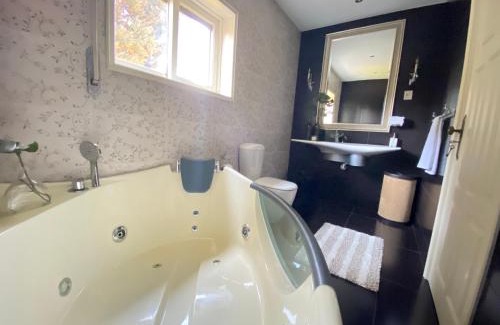 Portela Villa | Oceanfront Villas do Monte: Rated 9/10 with Pool & Breakfast